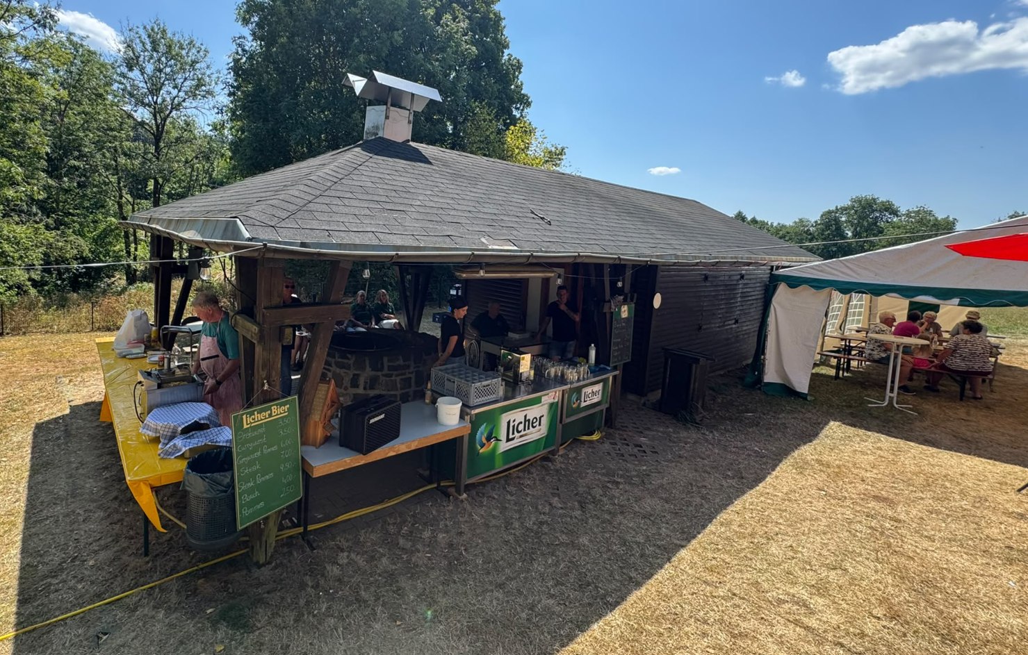 Vorhandenes Vereinsfoto: Grillhütte mit Getränketheke und Festzelt bei den Naturfreunden Sichenhausen.