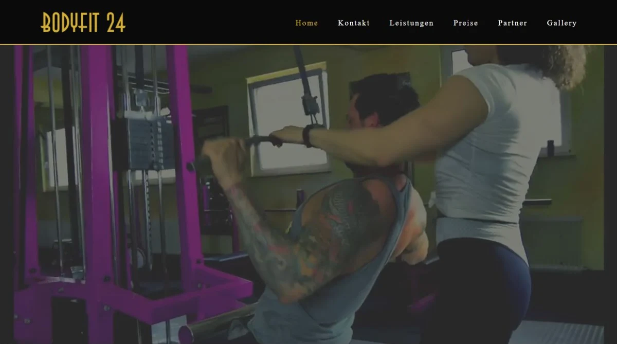 Ausschnitt der veröffentlichten BodyFit24-Startseite mit Navigation und Trainingsangebot.