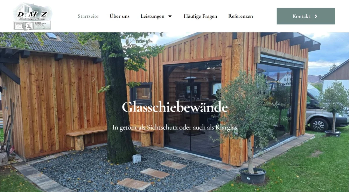 Einstieg der DMZ-Fenster-Website mit Logo, Navigation und großem Foto einer Glasschiebewand.